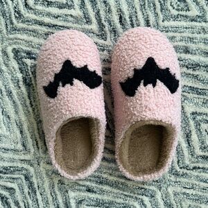 EUC Pink Lily Bat Slippers - Pink and Black - US Size 6 - Eur Size 36/37